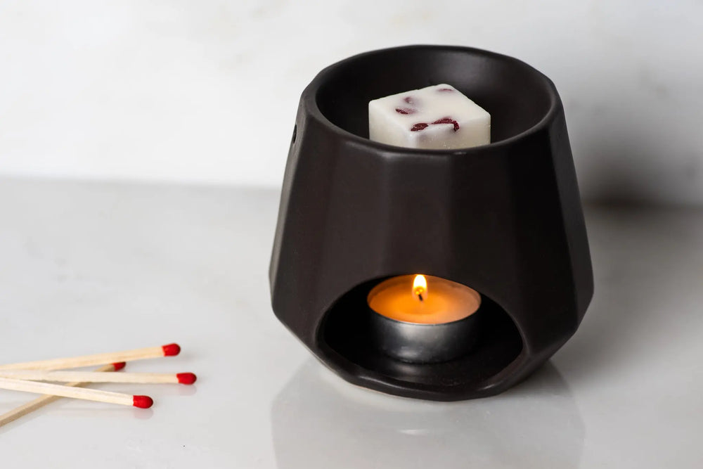 
            
                Load image into Gallery viewer, Black Retro Melt Warmer Henry and Co fragrance
            
        