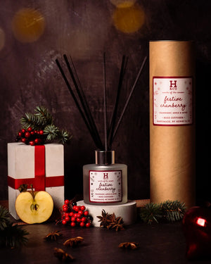 
            
                Load image into Gallery viewer, Festive Cranberry Reed Diffuser Henry and Co fragrance
            
        