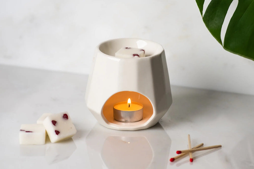 
            
                Load image into Gallery viewer, White Retro Melt Warmer Henry and Co fragrance
            
        